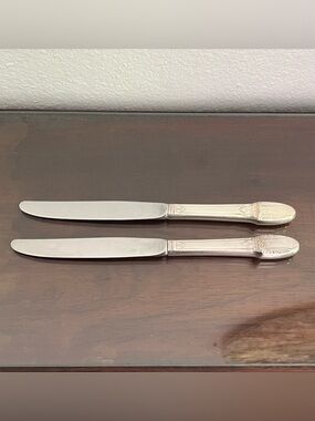 2- 1847 Rogers Bros FIRST LOVE International Silver Plate Solid Dinner Knives